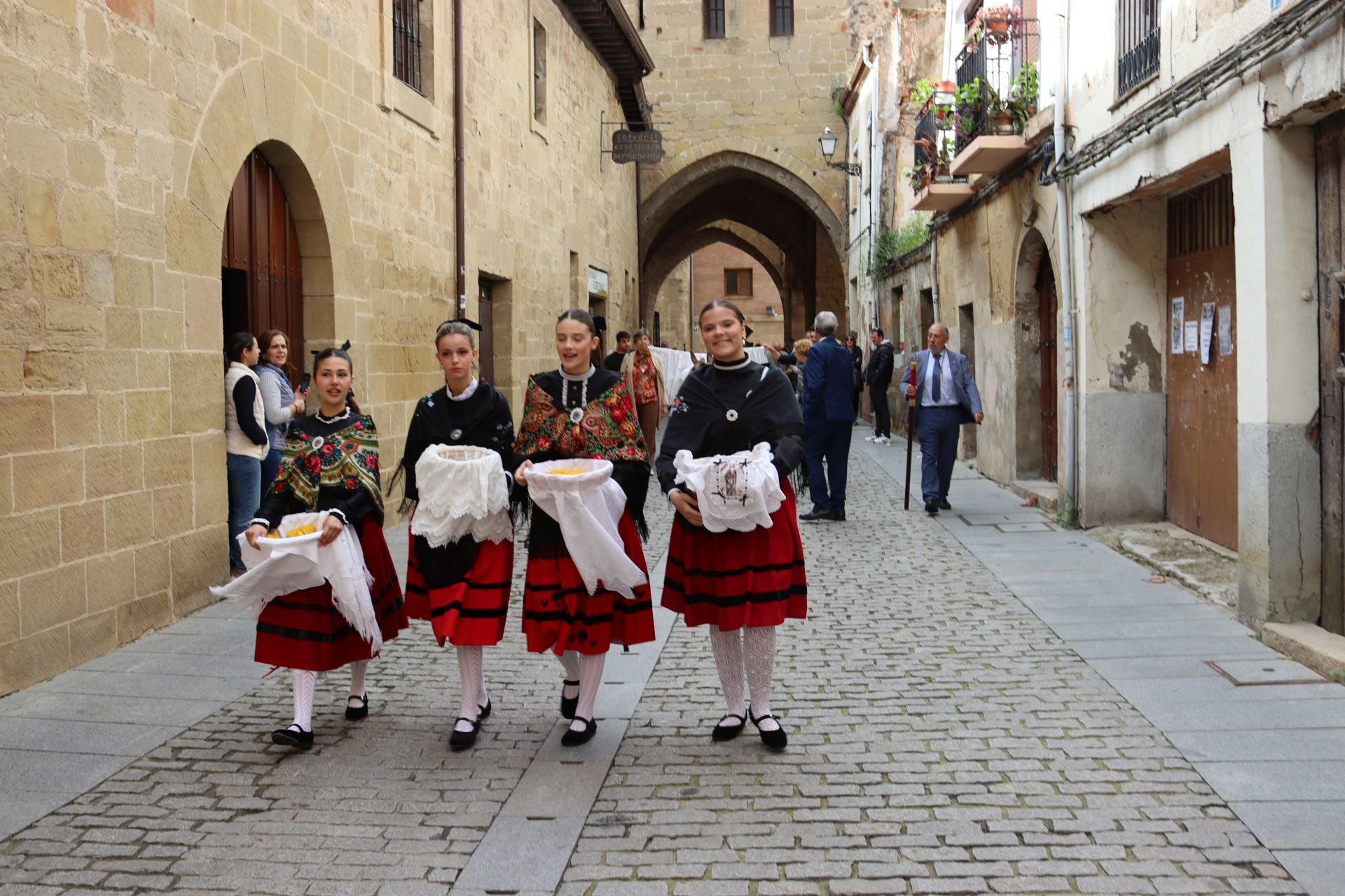 Las imágenes del reparto de panes en Santo Domingo