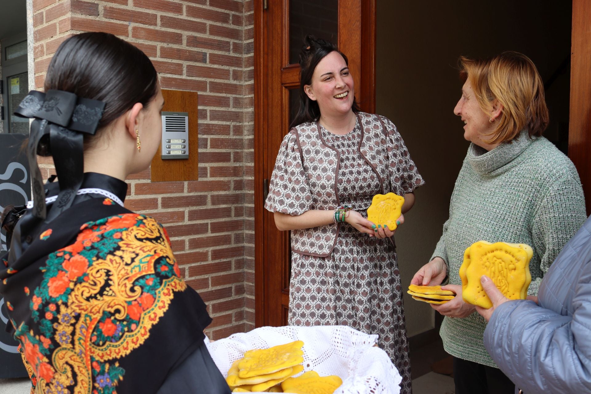 Las imágenes del reparto de panes en Santo Domingo