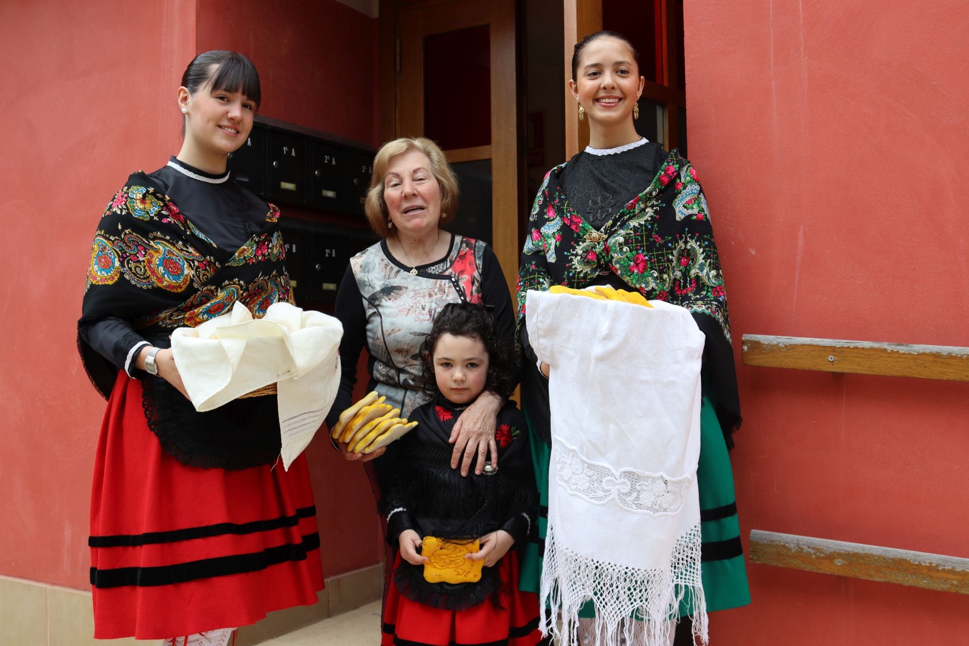 Las imágenes del reparto de panes en Santo Domingo