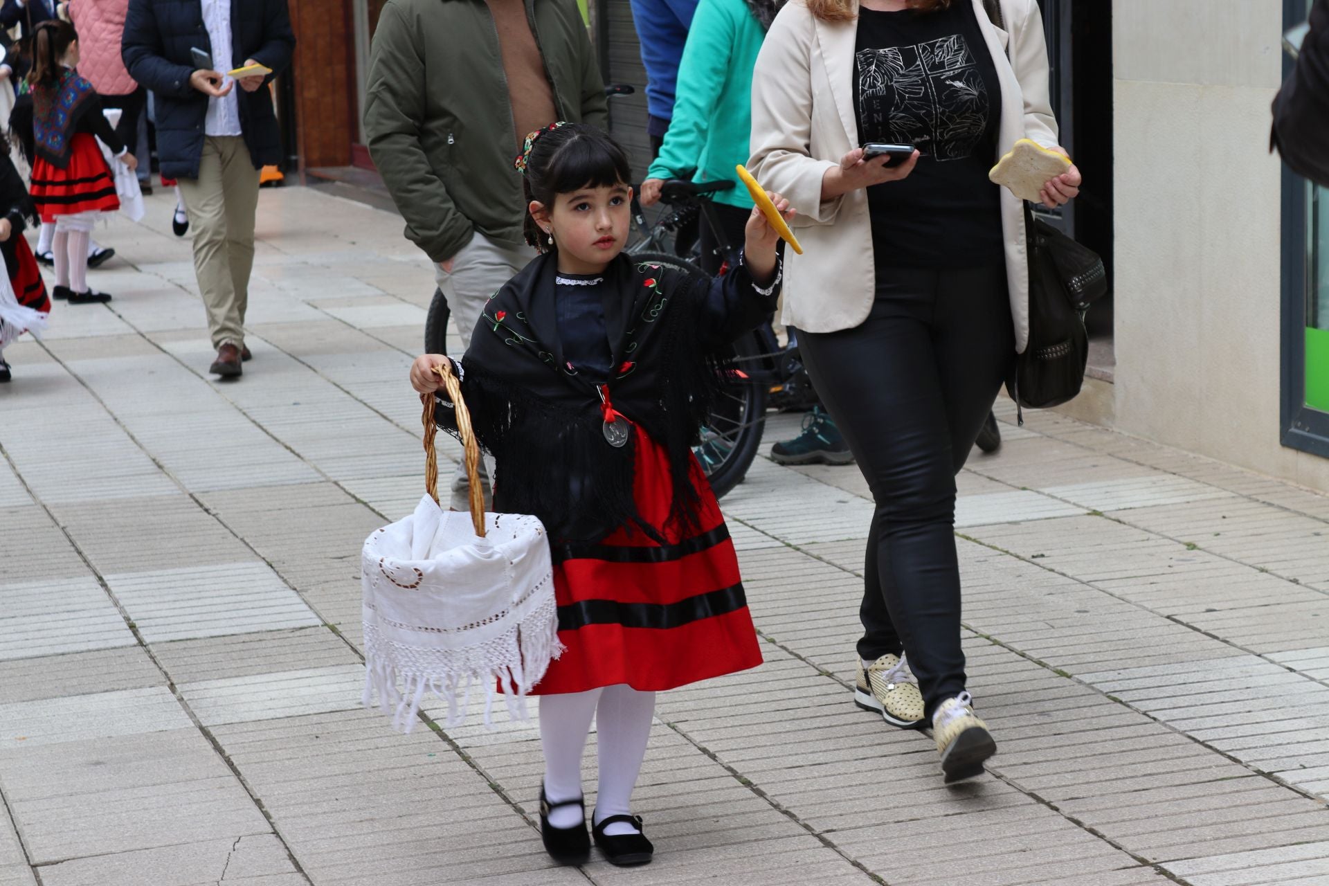Las imágenes del reparto de panes en Santo Domingo