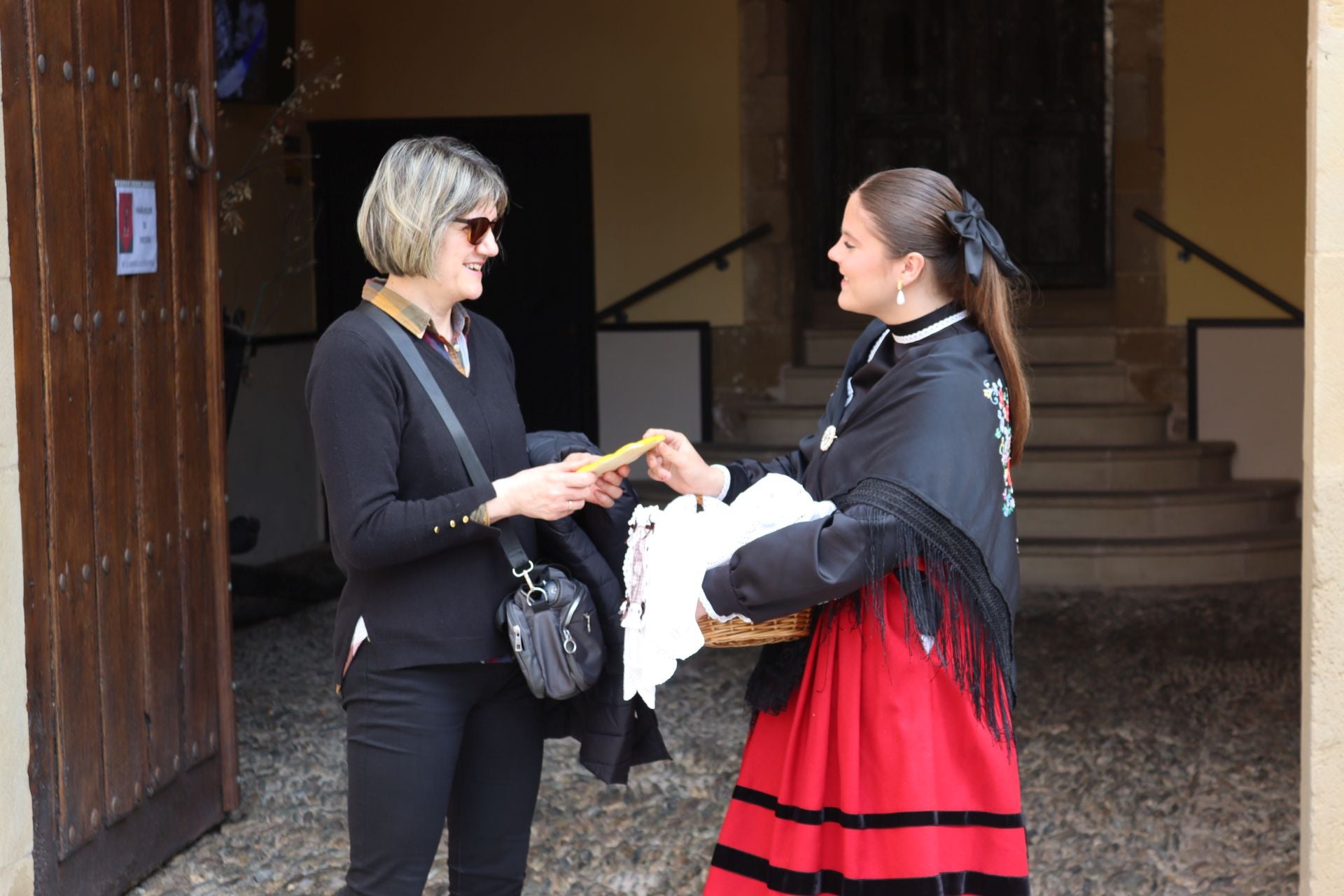 Las imágenes del reparto de panes en Santo Domingo