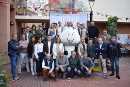 Ignacio Echapresto, autoridades, representantes del sector del champiñón y la mascota Fungi.