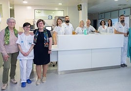 Parte del equipo de la UMI del Hospital San Pedro , en una de las unidades.