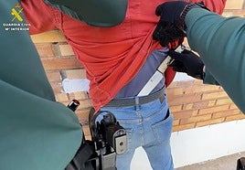 Cuchillos que utilizaba el detenido para intimidar a los vecinos.