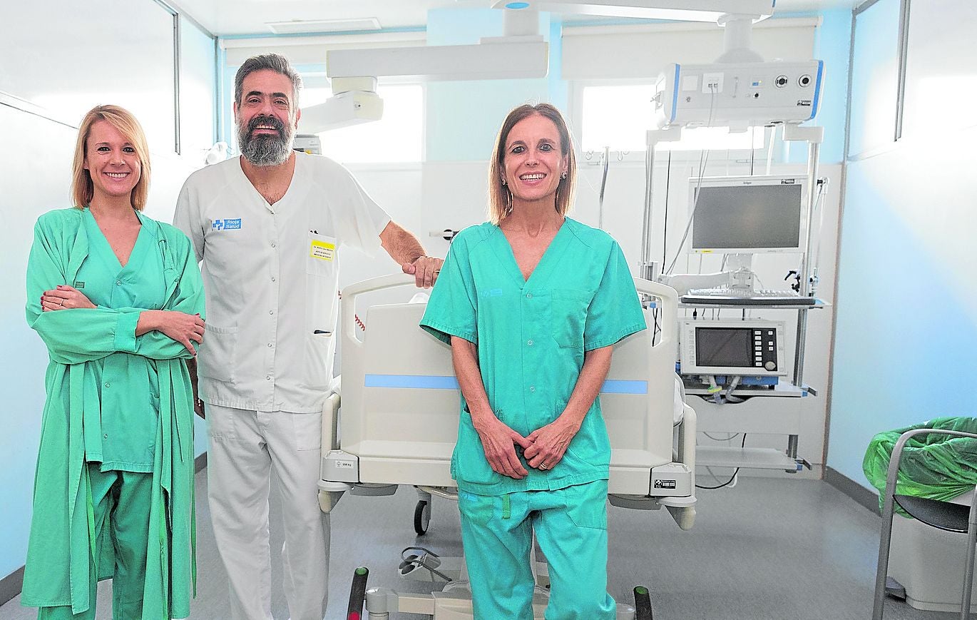 Lidia Martínez, Adolfo Calvo y Elisa Monfort, en un 'box' de la UMI.