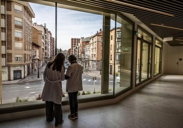 Profesionales sanitarios junto a las cristaleras del nuevo centro de salud La Villanueva, en Logroño