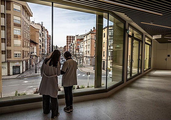 Profesionales sanitarios junto a las cristaleras del nuevo centro de salud La Villanueva, en Logroño