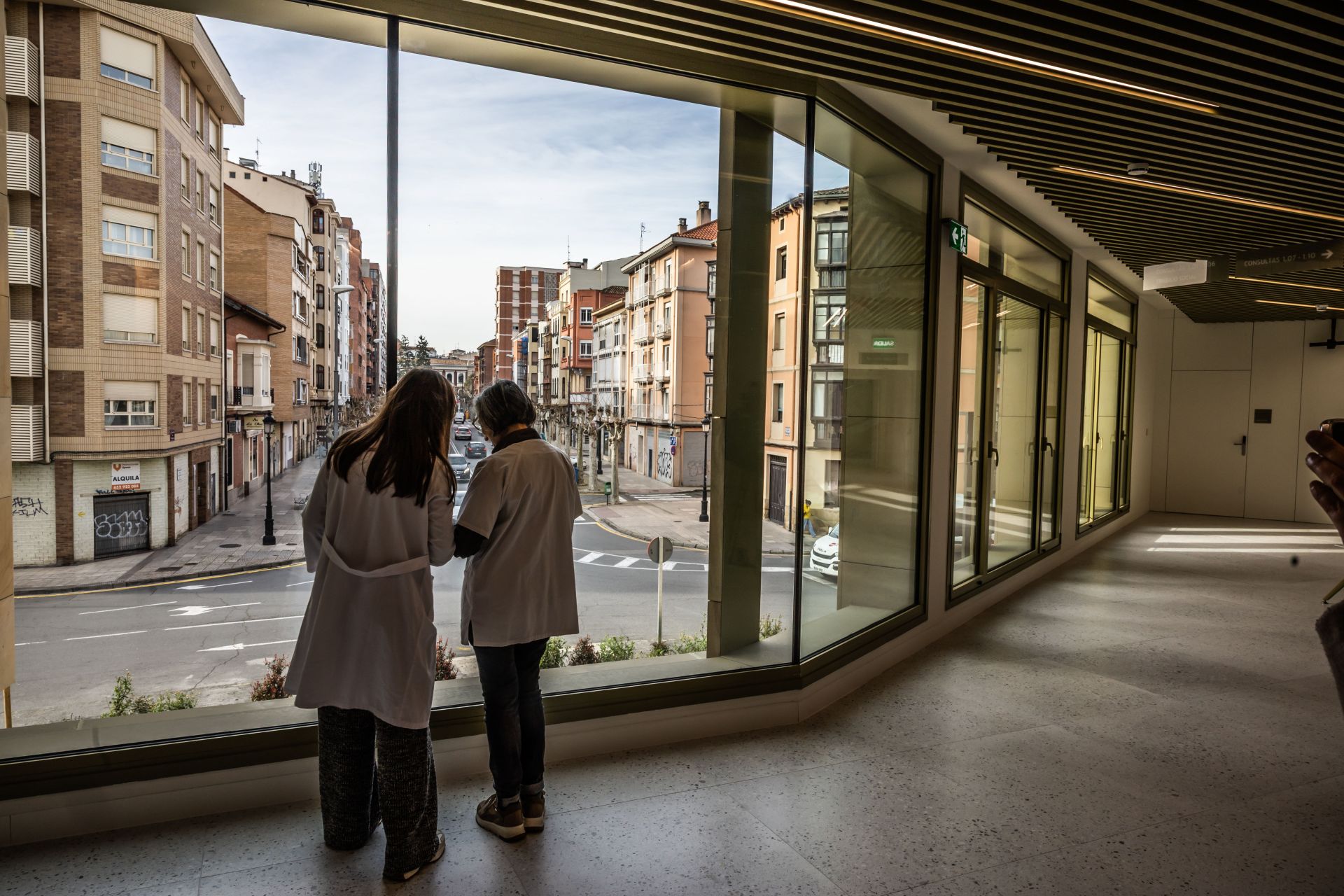 Profesionales sanitarios junto a las cristaleras del nuevo centro de salud La Villanueva, en Logroño