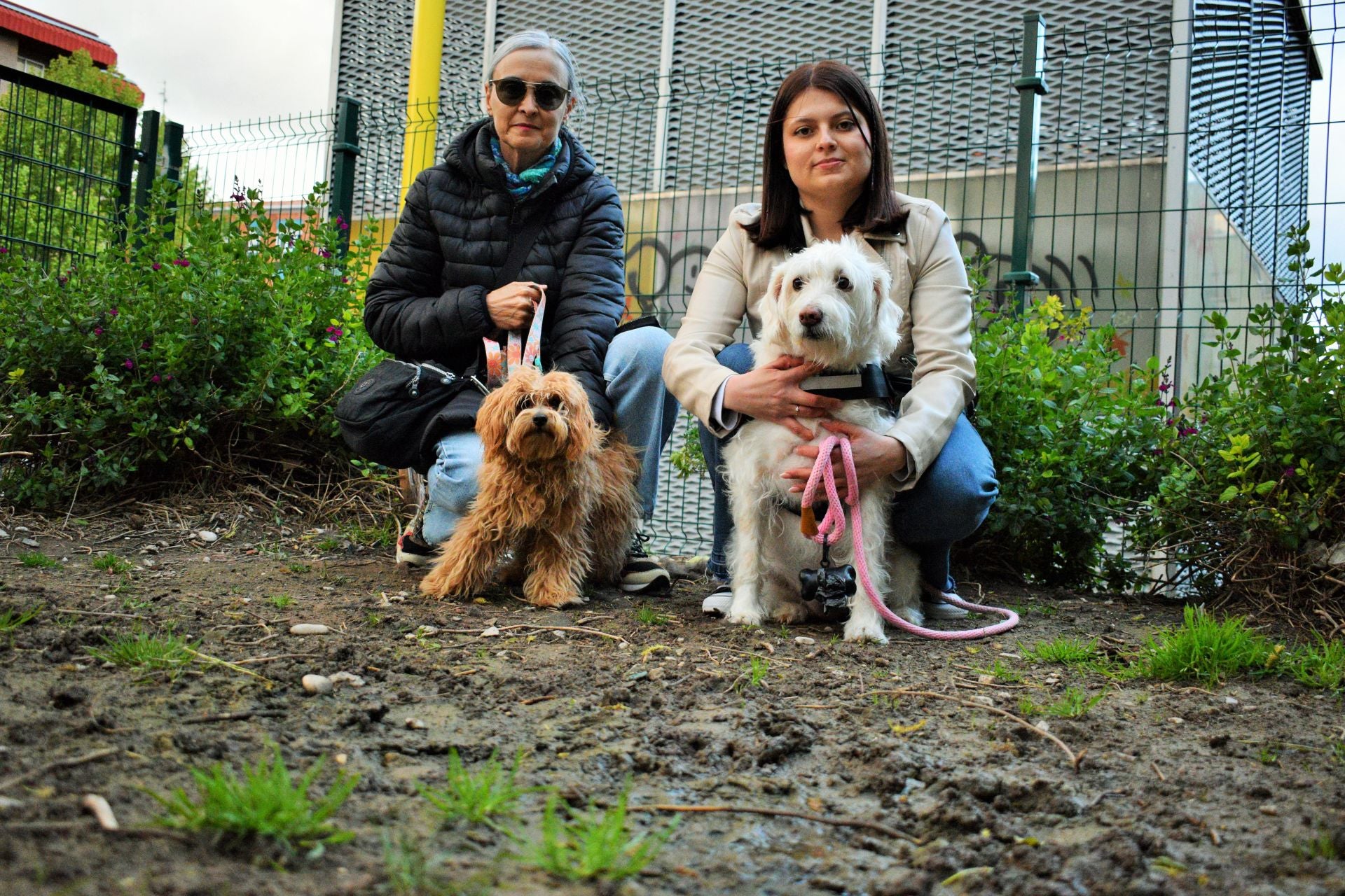 Mila y Angy posan con Peque y Liana en la embarrada zona de 1 de Mayo.