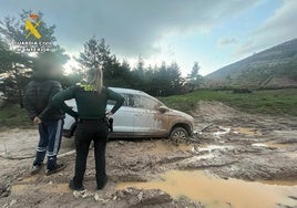 El coche quedó atrapado por el barro en un camino.