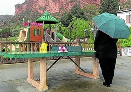 Tamara observa un parque de juegos en Herce.