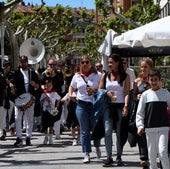 La peña Calagurritana, con su charanga, en el Mercadal camino del kiosco.