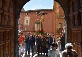 El Cristo del Perdón, al entrar este sábado a la parroquia de Santa Ana.