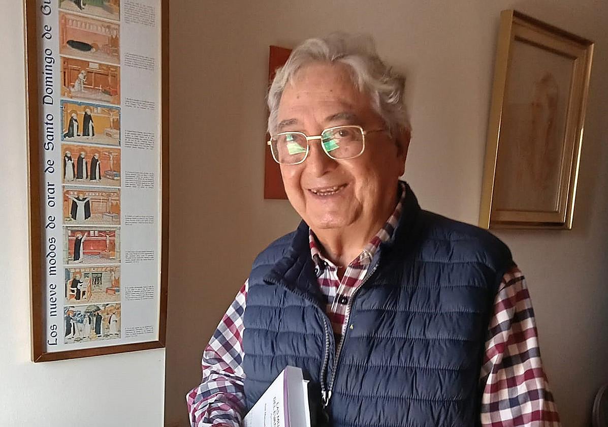 José Manuel Bernal, con su libro 'Las mujeres del Evangelio'.