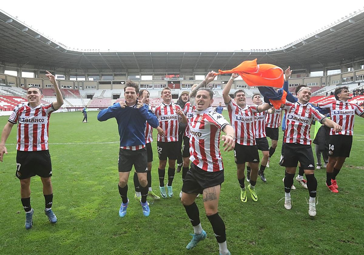 Los jugadores de la SD Logroñés celebran uno de los últimos triunfos en Las Gaunas.