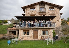 Un grupo de veinte amigos y sus hijos, de varios puntos de España, en la casa El Olmo, en El Rasillo.