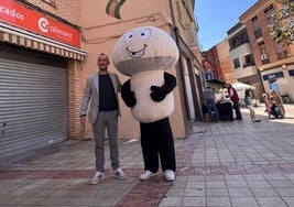 El alcalde, Alfonso Pousada, la mascota Fungi y el nuevo mural.