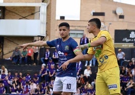 Moha pugna con el portero local en el Ciudad de Tudela.