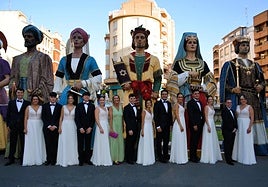 Reyes de las fiestas, damas y caballeros y la edil de Festejos.