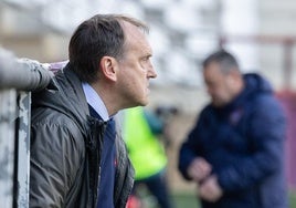 Carlos Lasheras sigue el partido de su equipo desde el banquillo.