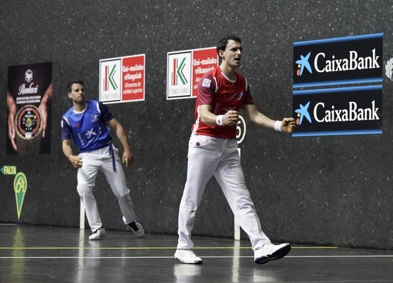 Altuna celebra un tanto ganado con Darío a su espalda.