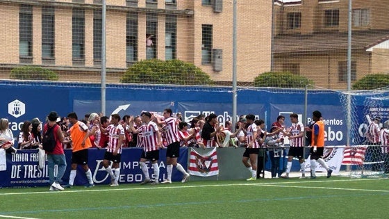 Los jugadores de la SDL saludan a la afición al final del partido.