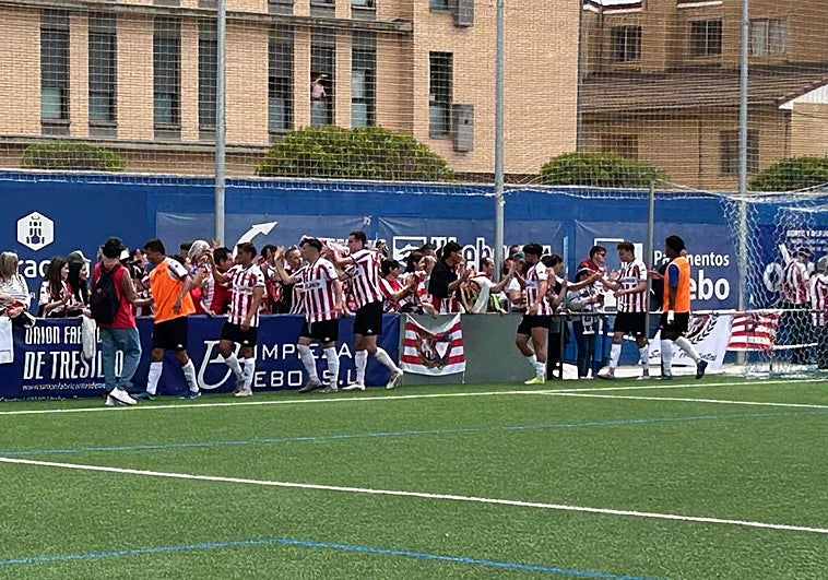 Los jugadores de la SDL saludan a la afición al final del partido.