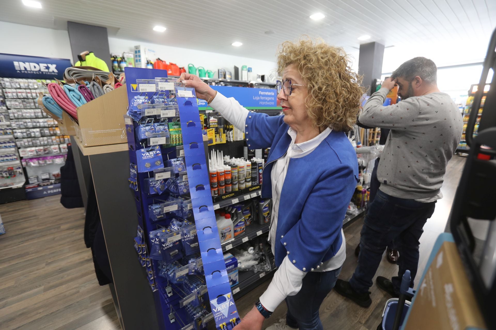 El apagón causa falta de suministros como pilas, hornillos, o linternas. En la imagen, una comerciante muestra un expositor de pilas vacío.