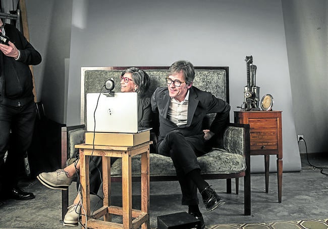 El escritor, con su pareja, Teresa Rodríguez, fotografiados por Jesús Rocandio durante la gala 'pandémica' de los Goya 2020 como nominado al mejor guion adaptado.
