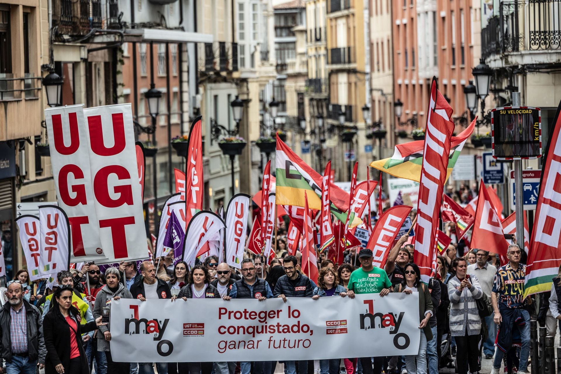 Unas 2.000 personas reeditan en Logroño la manifestación del Primero de Mayo con la consigna de no dar «ni un paso atrás» en los derechos de los trabajadores.