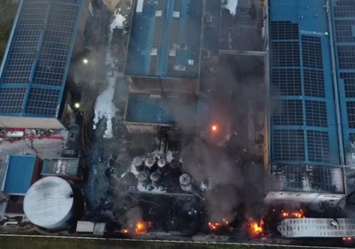 Extinguido el grave incendio declarado de madrugada en una fábrica de barnices de Oyón