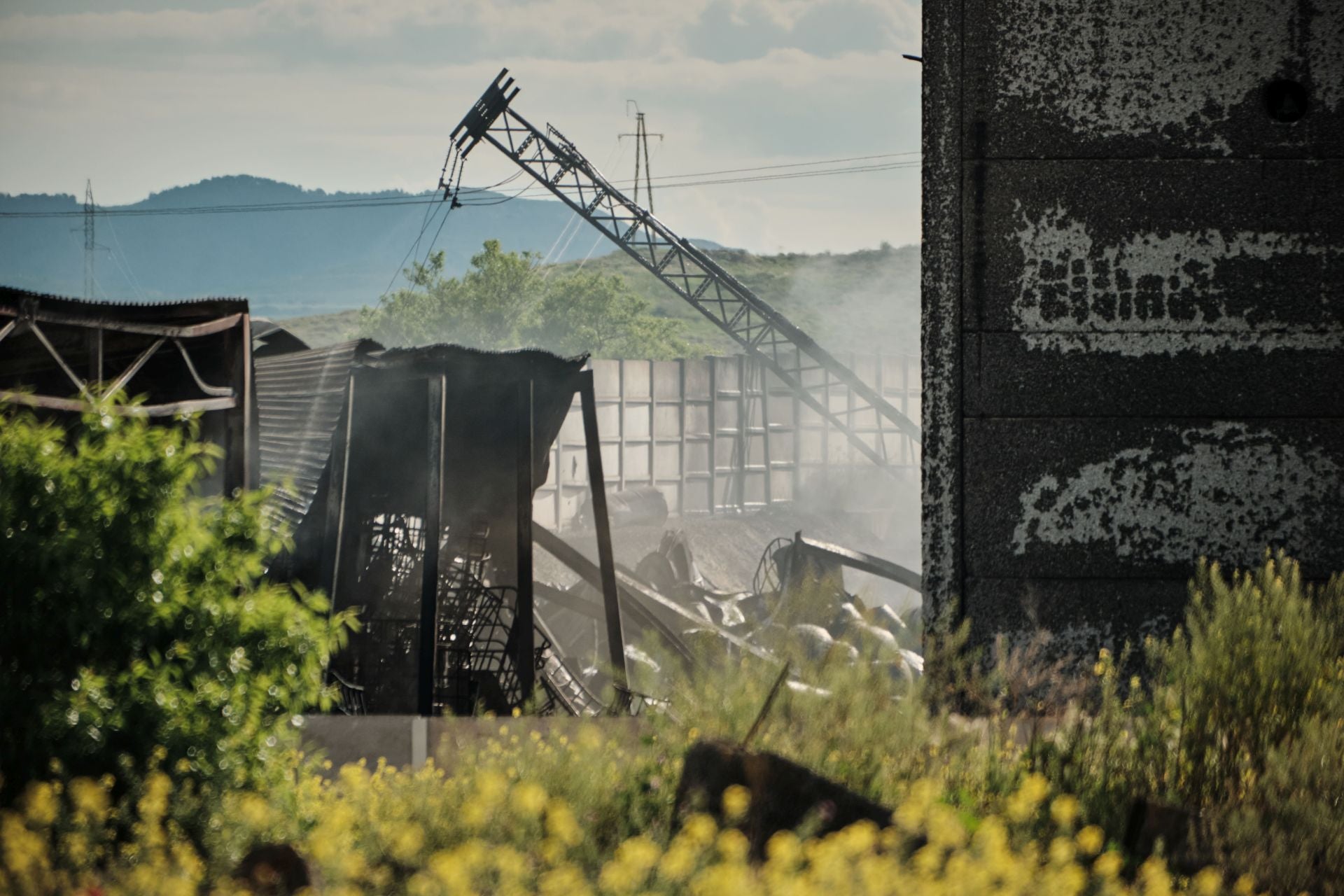 Incendio de madrugada en una fábrica de resinas de Oyón