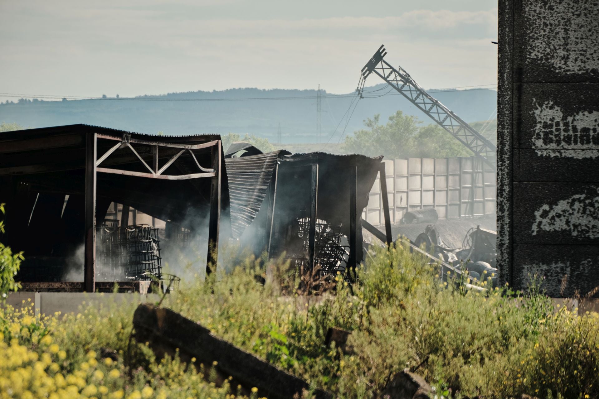 Incendio de madrugada en una fábrica de resinas de Oyón