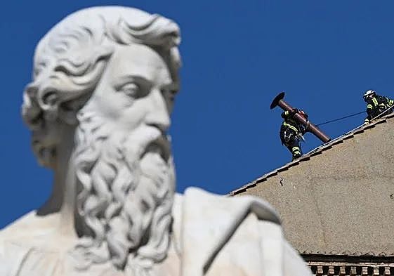 Técnicos colocaron ayer la chimenea que conecta con la Capilla Sixtina y que anunciará si hay acuerdo o no sobre el relevo de Francisco