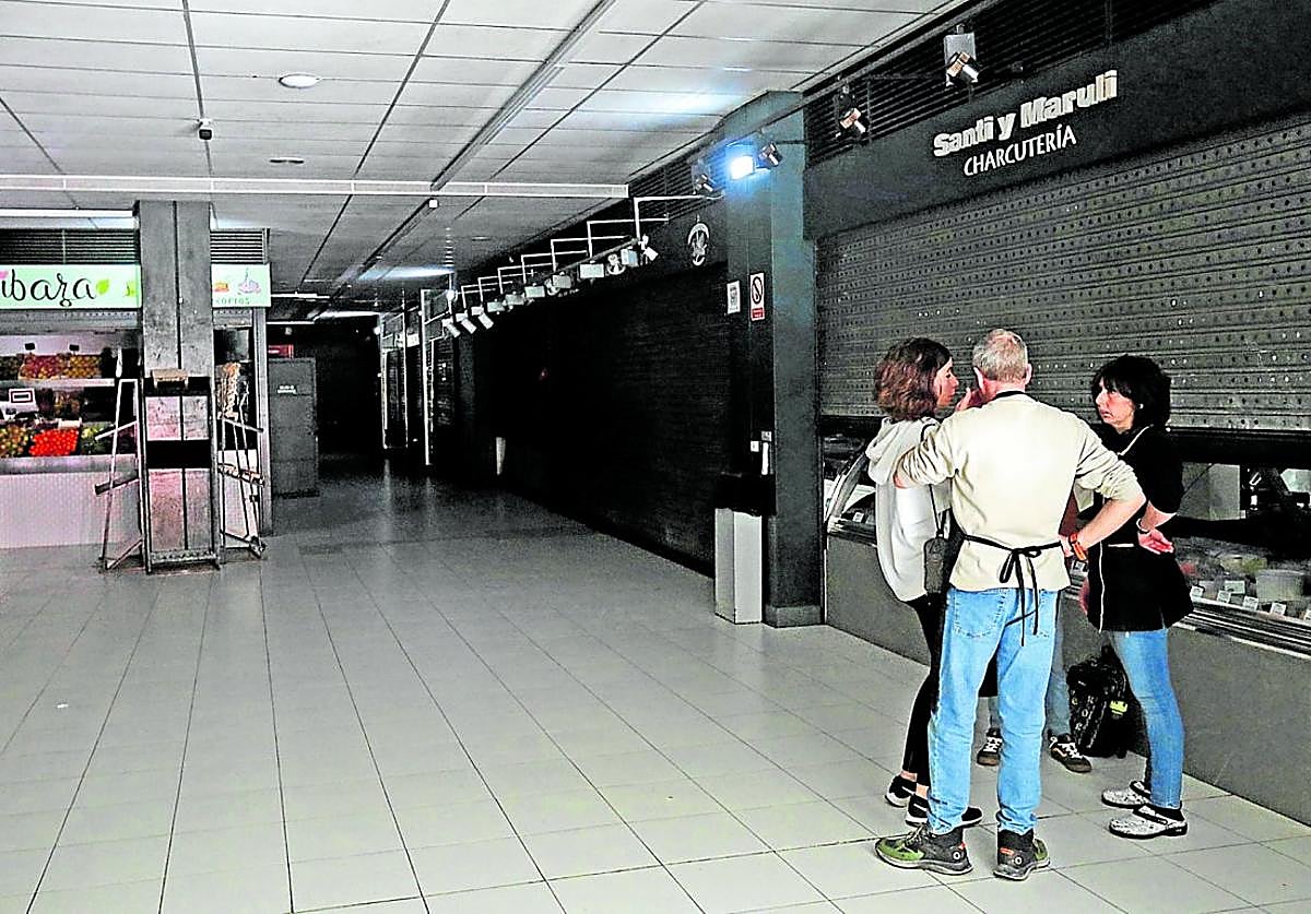 El sector comercial fue uno de los que más sufrió el apagón y los puestos del Mercado del Corregidor, como se aprecia en la imagen, tuvieron que cerrar el lunes 28 de abril.