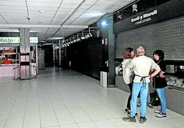 El sector comercial fue uno de los que más sufrió el apagón y los puestos del Mercado del Corregidor, como se aprecia en la imagen, tuvieron que cerrar el lunes 28 de abril.