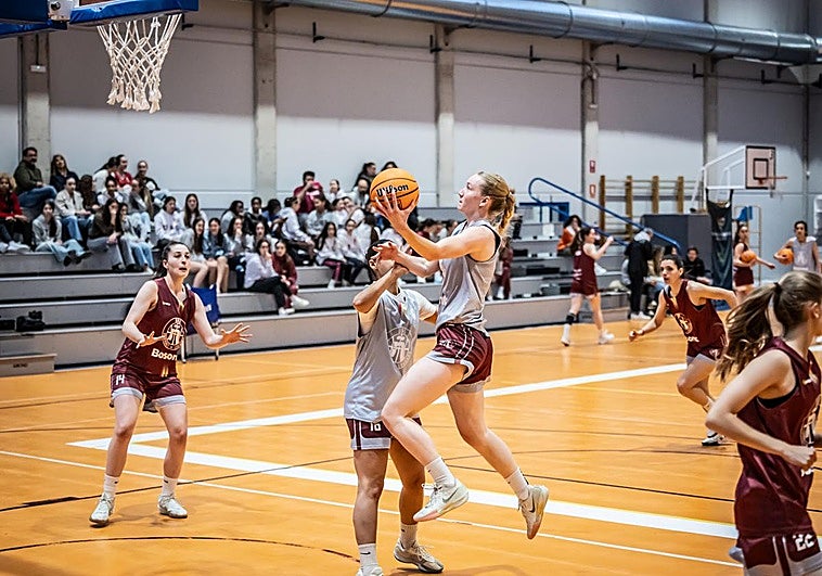 El Unibasket, en el entrenamiento de ayer en el polideportivo San Millán.