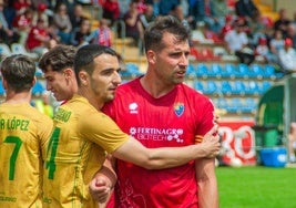 Javi Bueno defiende a un jugador turolense.