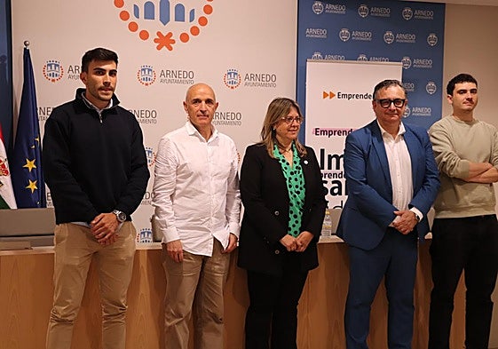 Representantes de la asesoría, Ayuntamiento y ADER, ayer en Arnedo.