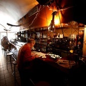 Un bar de Logroño en penumbra tras el apagón del 28 de abril.