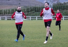 Andrei Lupu y Pablo Bobadilla corren por el césped de Valdegatea, el pasado mes de enero