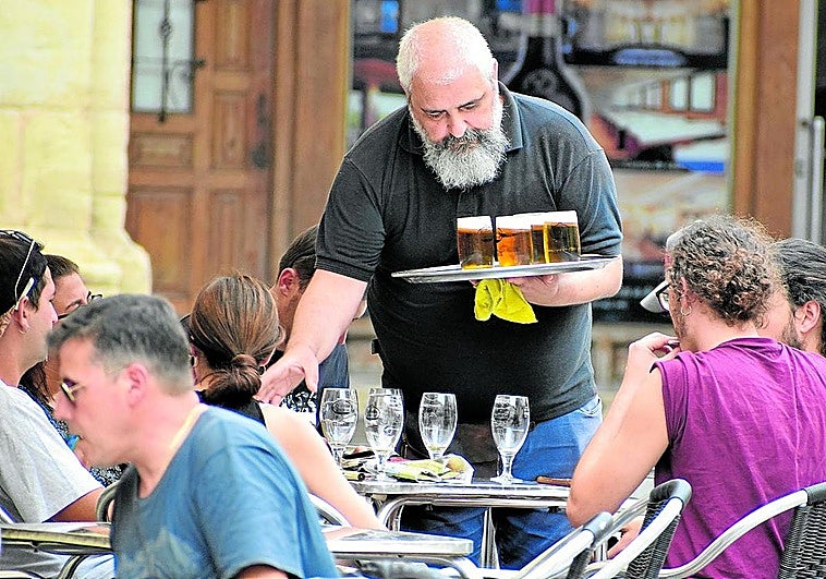 El sector servicios, en el que se incluye la hostelería, ha sido el que más desempleo ha recortado en abril.