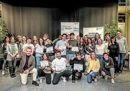 Alumnos de varios IES de la capital se reunieron en La Gota con el alcalde para plantear mejoras dentro del XII Certamen Mejor Idea.