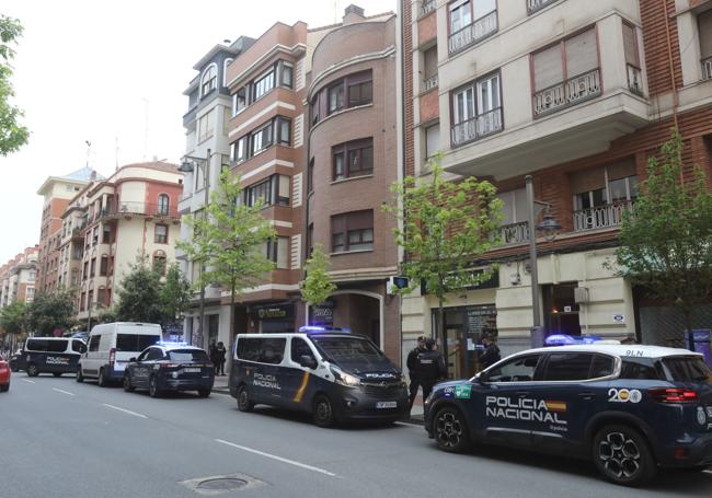 La furgoneta blanca, al fondo, rodeada de coches patrulla.