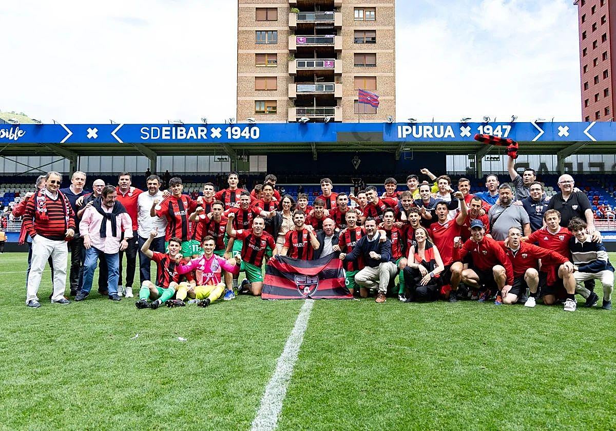 Fotografía de la plantilla tras sellar el ascenso.