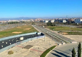 A la izquierda, parcela donde Mercadona proyecta abrir un supermercado en el barrio Entre Ríos de Lardero.