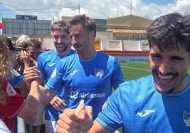 Titi, en el centro de la imagen, saluda a un grupo de aficionados al término de un partido lejos de Estepona.
