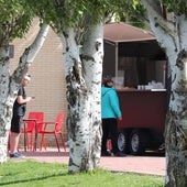 Una furgoneta ofrece el servicio de bar y terraza de forma provisional junto a la entrada al polideportivo.