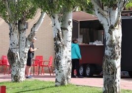 Una furgoneta ofrece el servicio de bar y terraza de forma provisional junto a la entrada al polideportivo.