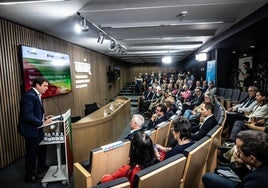 Ponentes, autoridades y asistentes al Foro escuchan las palabras de Javier Galiana, director ejecutivo de UNIR .